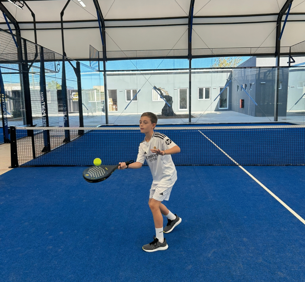 Program Kids learning padel with age-appropriate drills and games.